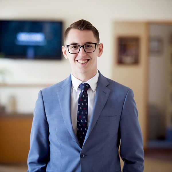 portrait-man-with-glasses-blue-suit-with-tie-lights-with-blurry-background_181624-17456 portrait-man-with-glasses-blue-suit-with-tie-lights-with-blurry-background_181624-17456